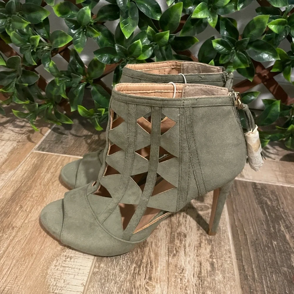 Heels - Picture 3 of 5